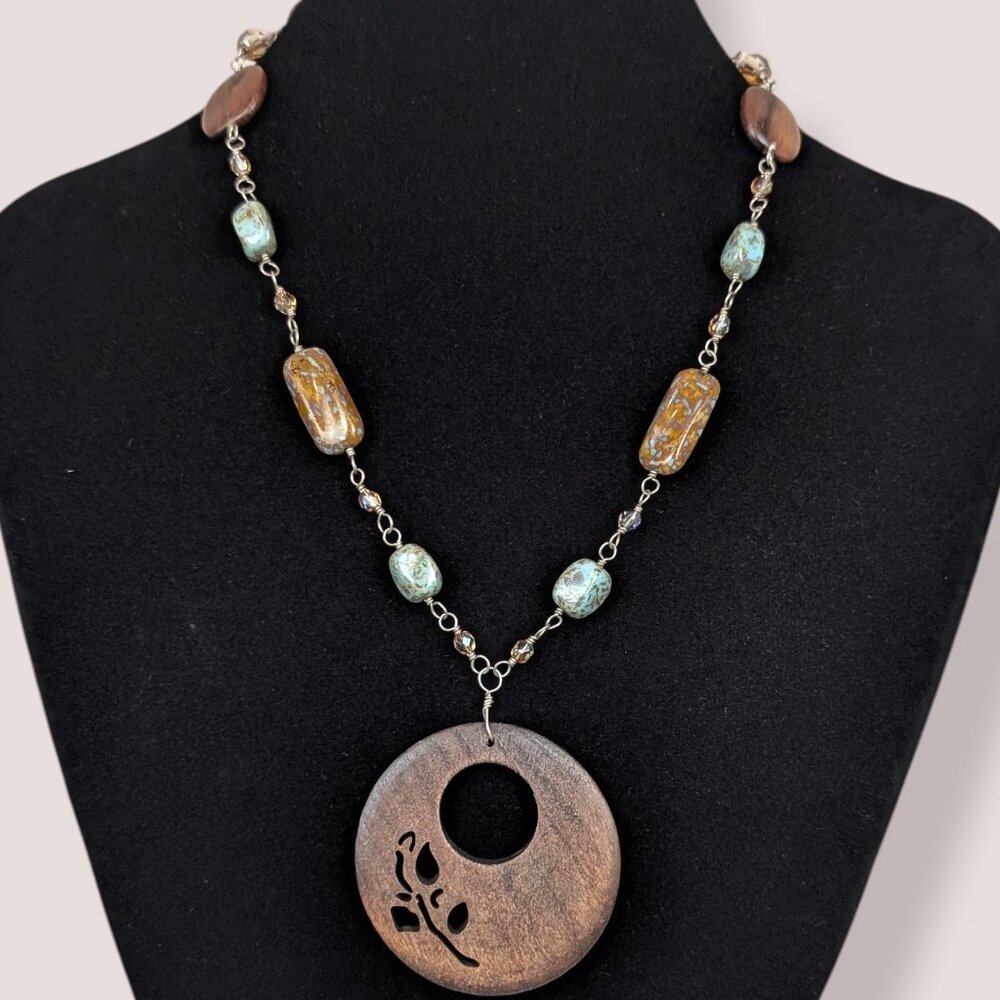 V. Sterling Wood & Chrysoprase Pendant Necklace